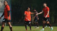 Dalam laga uji coba internal tim dibagi menjadi dua, yakni tim Oranye, dan tim Hitam. Tim Oranye diperkuat Marko Simic, Riko Simanjuntak, Tony Sucipto dan Taufik Hidayat. (Foto: Dok. Persija)