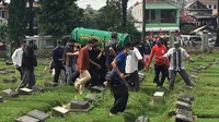 Kerabat dan keluarga mengantarkan jenazah Markis Kido ke tempat peristirahatan terakhir di TPU Kebon Nanas, Jakarta, Selasa (15/6/2021). (Foto: Bola.com/Erwin Fitriansyah)