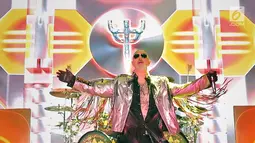 Vokalis Judas Priest, Rob Halford saat tampil dalam konser perdana di Allianz Eco Park Ancol, Jakarta Utara, Jumat (7/12). Konser bertajuk "Firepower Tour" ini, Judas Priest membuka penampilan dengan lagu "Firepower". (Fimela.com/Bambang E. Ros)