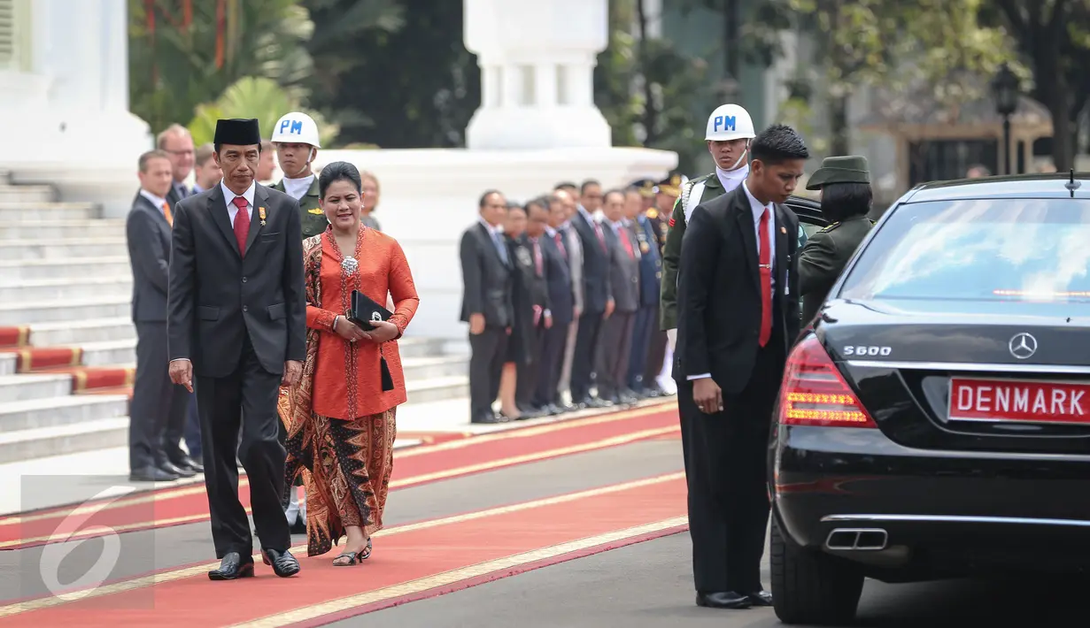 Presiden Jokowi bersama Ibu Negara Iriana Jokowi bersiap menyambut kedatangan Ratu Denmark Margrethe II dan Pangeran Consort saat kunjungan kenegaraan di Istana Merdeka, Jakarta, Kamis (22/10/2015). (Liputan6.com/Faizal Fanani)