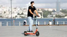 Warga mengendarai sebuah skuter di jalan di Istanbul, 16 September 2020. Pandemi COVID-19 menghidupkan kembali tren skuter listrik di dunia, tetapi meningkatnya cedera dan kecelakaan lalu lintas di Turki akibat pengguna gegabah telah mendorong pemerintah membuat peraturan ketat. (Xinhua/Osman Orsal)