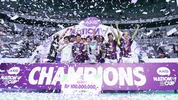 Tim futsal putra SMK Medika Samarinda berhasil menjuarai AXIS Nation Cup 2024 yang berlangsung di Indonesia Arena, GBK, Jakarta, Sabtu (16/11/2024). (Bola.com/Muhammad Iqbal Ichsan)