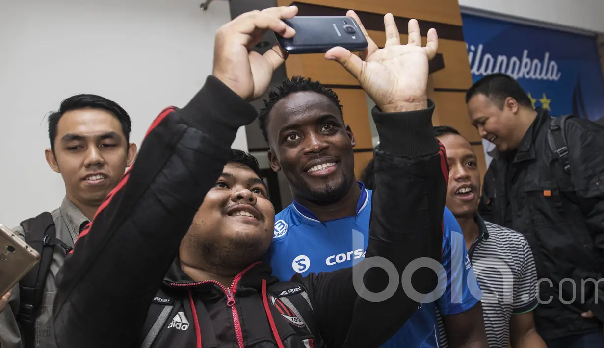 Bintang Persib Bandung, Michael Essien, melayani permintaan swafoto para wartawan usai jumpa pers di Kantor Persib Bandung, Jawa Barat, Rabu (29/3/2017). Dengan ramah pemain asal Ghana itu melakukan swafoto. (Bola.com/Vitalis Yogi Trisna)