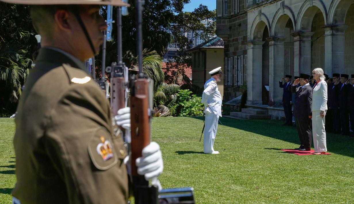 Kunjungan kenegaraan ini menjadi momen penting untuk memperkokoh kemitraan strategis Indonesia dan Australia. Tampak dalam foto, Presiden Indonesia Prabowo Subianto (kedua dari kanan) memeriksa pasukan kehormatan bersama Gubernur Jenderal Australia Sam Mostyn (kanan) di Admiralty House di Sydney, Australia, pada Rabu 12 November 2025. (Rick Rycroft/POOL/AFP)