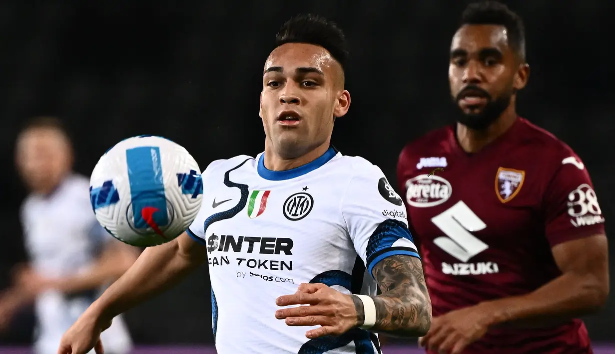 <p>Bintang Inter Milan, Lautaro Martinez telah menjadi salah satu pemain yang paling konsisten selama tiga musim terakhir. Pemain Argentina itu telah menyumbangkan 23 gol dan 3 assist dalam 45 pertandingan di seluruh kompetisi musim ini. Dalam prosesnya, ia telah menjadi salah satu penyerang yang serba bisa. (AFP/Marco Bertorello)</p>