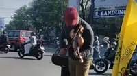 Baru-baru ini viral kembali seorang musisi jalanan yang bermain biola di pinggir lampu merah.