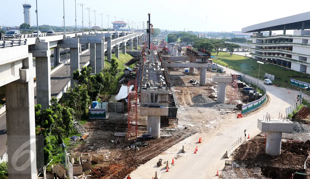 Suasana pembangunan kereta tanpa pengemudi atau APMS di Terminal 3 Bandara Soekarno Hatta, Tangerang, Senin (24/04). Kereta tanpa awak rencana akan dioperasikan pada September 2017. (Liputan6.com/Fery Pradolo)