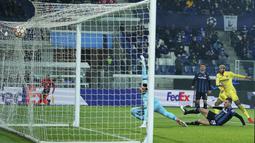 Tim berjuluk Kapal Selam Kuning itu menang berkat sepasang gol dari Arnaut Danjuma dan gol dari Etienne Capoue. (Spada/LaPresse via AP)