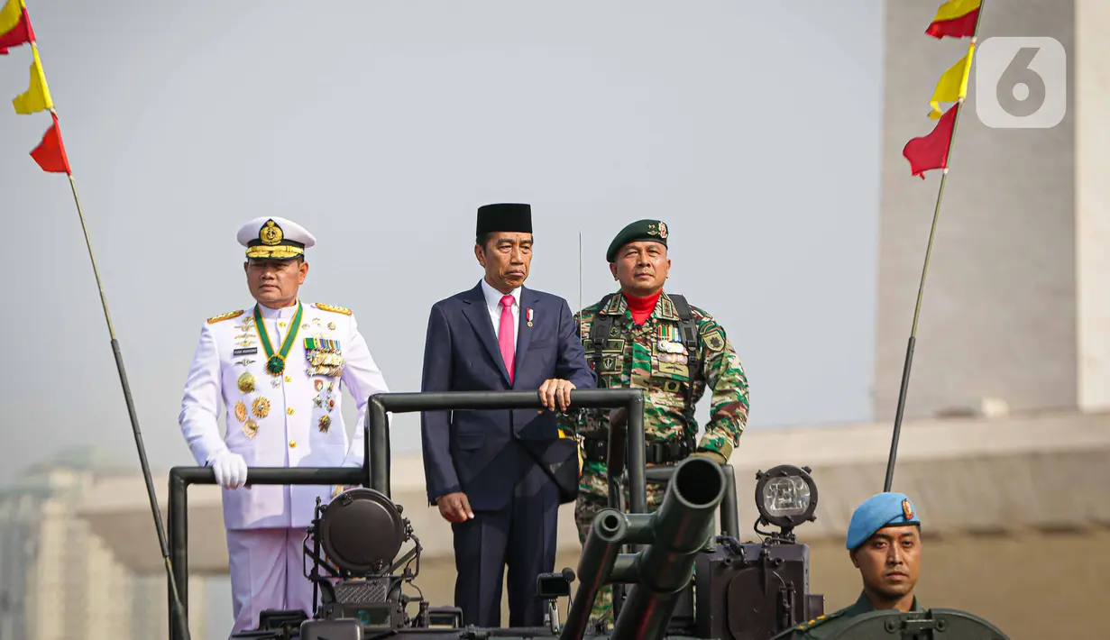 Presiden Joko Widodo (tengah) menginspeksi pasukan pada Upacara HUT ke-78 Tentara Nasional Indonesia (TNI) di Monas Jakarta Pusat, Kamis (5/10/2023). (Liputan6.com/Faizal Fanani)