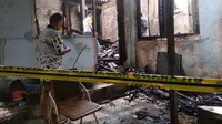 Warga Palembang Tetap Khusyuk Salat Dhuha Saat Rumahnya Terbakar