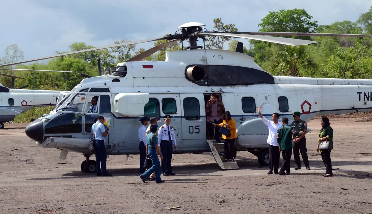 Presiden Joko Widodo bersama rombongan saat tiba di NTT menggunakan helikopter, Sabtu (20/12/2014). (Rumgapres/Agus Suparto)