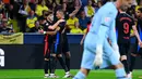 Gelandang Barcelona, Pablo Torre (kiri) melakukan selebrasi dengan rekan setimnya setelah mencetak gol ketiga timnya saat pertandingan Liga Spanyol 2024/2025 melawan Villarreal CF di Stadion La Ceramica, pada 22 September 2024. (JOSE JORDAN/AFP)