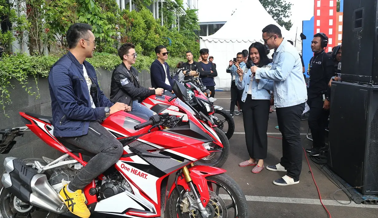 Berbagai cara pun dilakukan para pemain agar tetap mengambil hati para penonton setianya. Seperti halnya kali ini, para pemain sinetron Anak Langit menggelar acara meet and greet di Jatinegara pada 24 Maret 2018. (Nurwahyunan/Bintang.com)