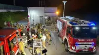 Anggota pemadam kebakaran terlihat di dekat terowongan Terfener di Fritzens, Austria barat, tempat kebakaran terjadi karena alasan yang tidak diketahui. (AFP)