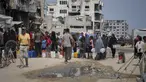Di tengah panas terik musim panas, warga Palestina mengantre untuk mengambil air dari titik distribusi di Kota Gaza, Selasa 12 Agustus 2025. (AP Photo/Jehad Alshrafi)