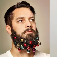 Boys, kamu wajib punya, nih. Gantungan jenggot untuk tren natal bikin kamu makin mirip 'Christmas Tree'.