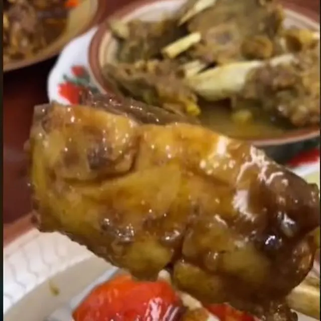 Atraksi Unik Warung Sate,Lempar Wajan Usai Masak Tongseng dan Tengkleng