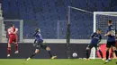 Pemain Liverpool Diogo Jota (kiri) mencetak gol ke gawang Atalanta pada pertandingan Grup D Liga Champions di Stadion Gewiss, Bergamo, Italia, Selasa (3/11/2020). Liverpool menang 5-0 dengan hattrick dari Diogo Jota. (AP Photo/Luca Bruno)