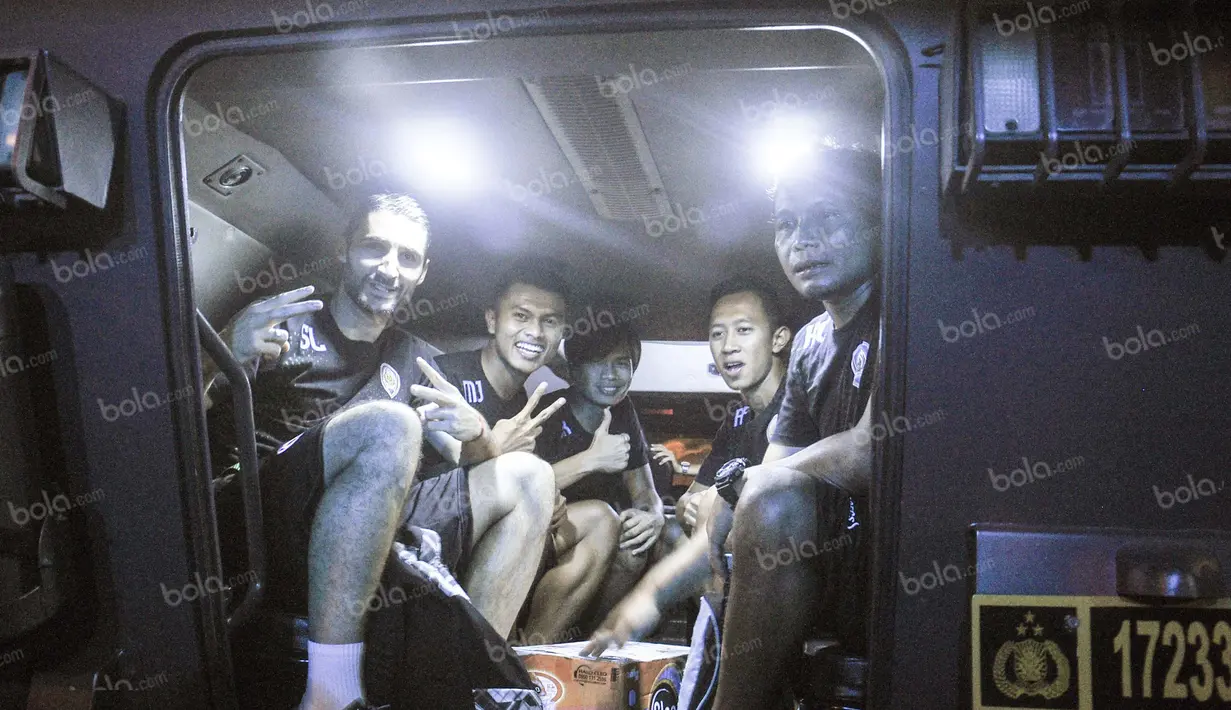 Pemain Arema Cronus, Srdan Lopicic dan rekan-rekannya naik mobil rantis (kendaraan taktis) Polri usai bertanding melawan Madura United di Stadion Gelora Bangkalan, Jumat (6/5/2016). (Bola.com/Iwan Setiawan)