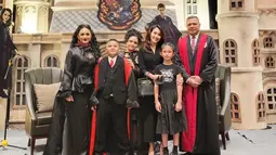 Bertema Harry Potter, pesta ulang tahun anak Krisdayanti itu berlangsung seru. Tak ketinggalan hadir juga, Ayu Ting Ting. Ia datang sambil mengajak putri semata wayangnya, Bilqis. Ayu mengaku, momen itu membuatnya betul-betul merasa seperti emak-emak. (Liputan6.com/IG/@ayutingting92)