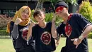 Potret Rizky dan Putri yang berfoto dengan sang adik. Mengenakan outfit dengan nuasa yang serupa, Rizky dan kedua sang adik terlihat begitu kompak. (Liputan6.com/IG/putridelinaa)