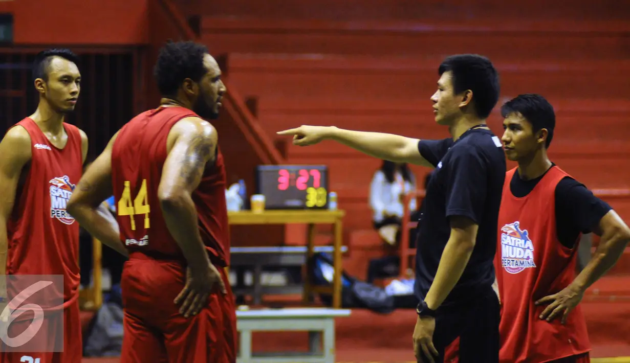 Asisten pelatih Satria Muda Pertamina, Youbel Sondakh (ketiga kiri) memberi arahan pada Dior Lowhorn (44) saat latihan di GOR Soemantri Brodjonegoro, Jakarta, Rabu (19/10). Latihan ini persiapan jelang Perbasi Cup 2016. (Liputan6.com/Helmi Fithriansyah)