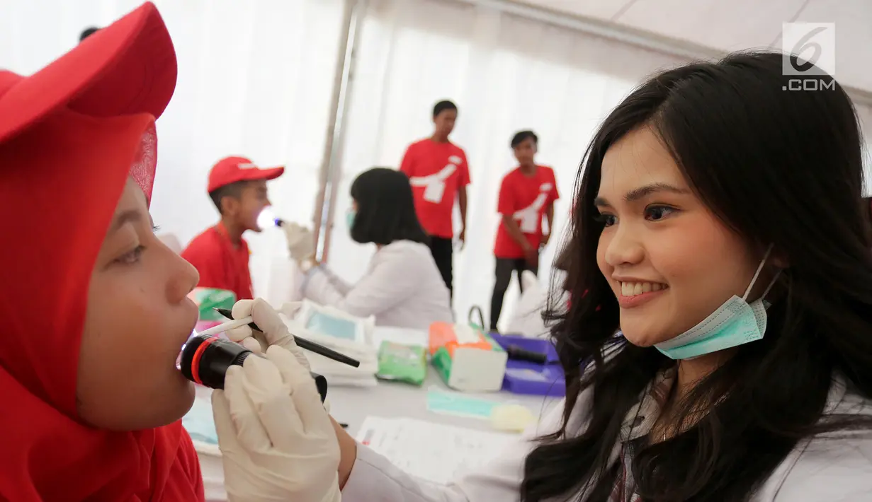 Siswa sedang periksa gigi pada acara Bulan Kesehatan Gigi Nasional (BKGN) di Senayan, Jakarta, Sabtu (8/9/2019). Kegiatan yang memasuki tahun ke 10 BKGN mengusung gerakan Indonesia Tersenyum dengan mengajak masyarakat mewujudkan bebas gigi berlubang. (Liputan6.com/HO/Mail)