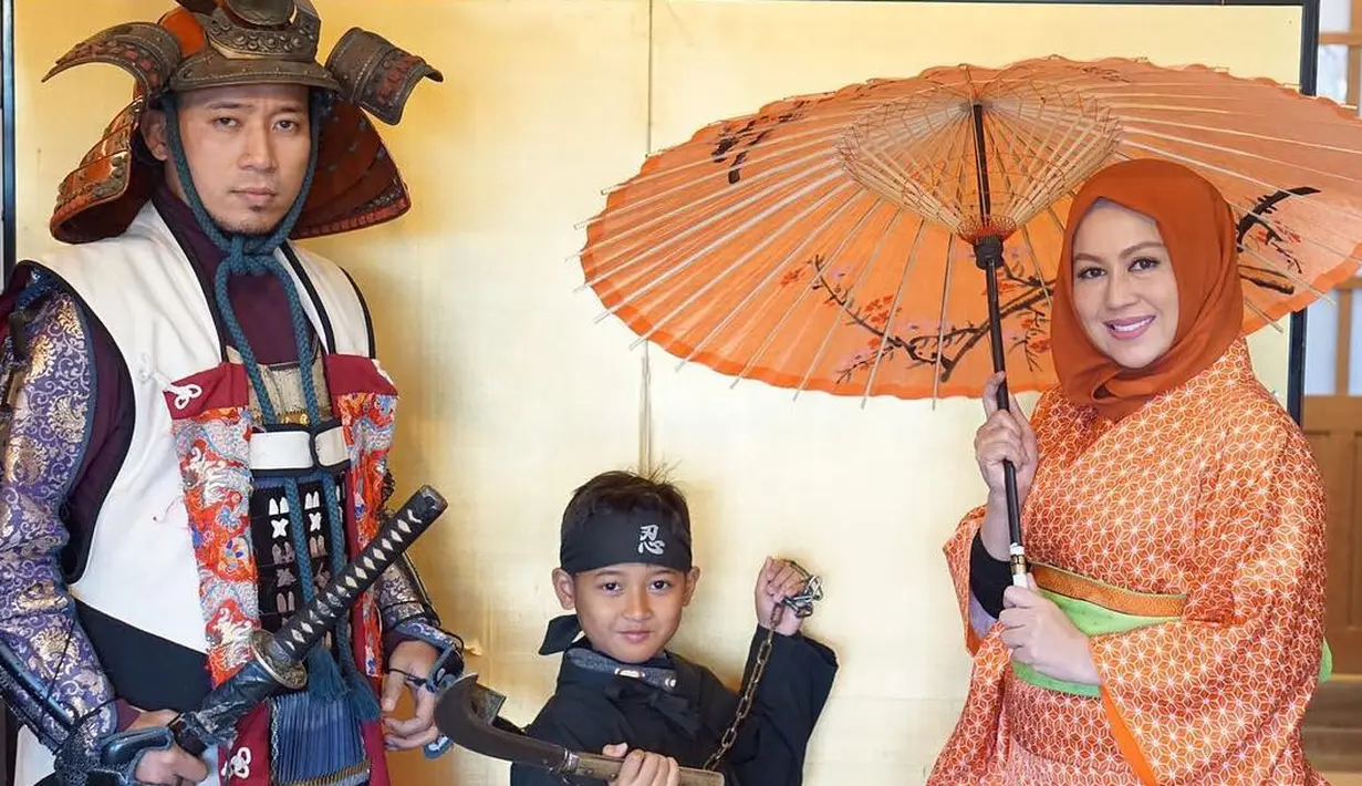 “Iya, saya meski sesibuk apapun selalu menyempatkan diri dan meluangkan waktu untuk anak. Jangan sampai kehilangan momen untuk melihat tumbuh kembang anak dan mengarahkannya,” tutur Denny. (Instagram/dennycagur)