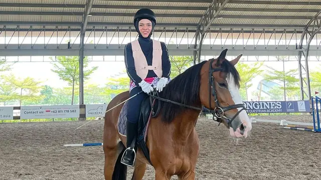 Jalani Hobi Baru, Ini Momen Seru Lenggogeni Faruk Saat Belajar Berkuda