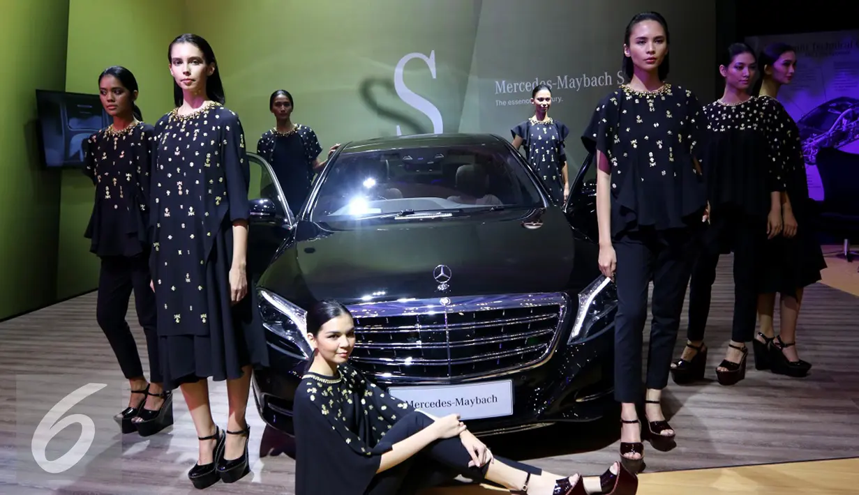 Model mengenakan busana dari desainer Biyan Wanaatmaja  pada gelaran GIIAS 2016 di ICE BSD City Serpong, Banten, (13/8).Fashion yang ditampilkan mencerminkan penumpang dari Marcedes-Benz memiliki image elegan dan prestisius. (Liputan6.com/Fery Pradolo)