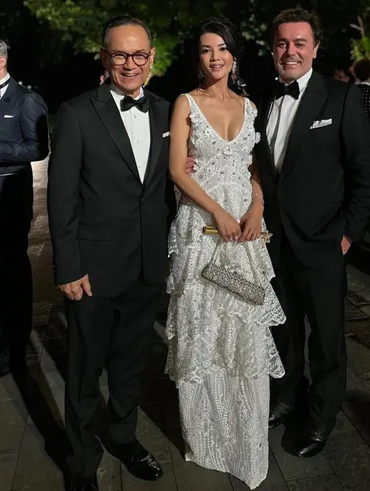 Melengkapi tampilannya, Farah membawa handbag silver model panjang dengan tali rantai. Tampak ia juga mengenakan anting-anting silver. [@farahquinnofficial]