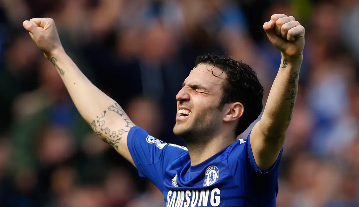 Gelandang Chelsea, Cesc Fabregas bergembira usai timnya berhasil keluar sebagai Juara Liga Premier Inggris 2014/2015 di Stamford Bridge, Inggris, (3/5/2015). Ini merupakan juara kelima bagi Chelsea dalam ajang Liga Premier Inggris. (Reuters/John Sibley)