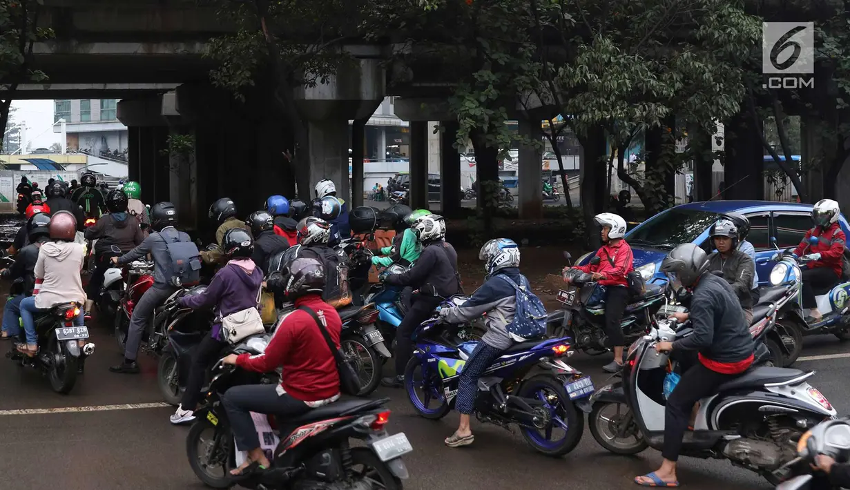 Pengendara motor melintasi jalan setapak di kolong tol di kawasan Lebak Bulus, Jakarta, Selasa (13/2). Untuk menghindari macet sebagian pengendara memanfaatkan jalan setapak tersebut untuk memersingkat waktu tempuh. (Liputan6.com/Immanuel Antonius)