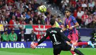 Upaya pemain Barcelona, Lamine Yamal membobol gawang Atletico Madrid pada lanjutan Liga Spanyol 2025/2026 di Stadio Wanda Metropolitano, Madrid, Minggu (5/4/2026) dini hari WIB. (Pierre-Philippe MARCOU / AFP)