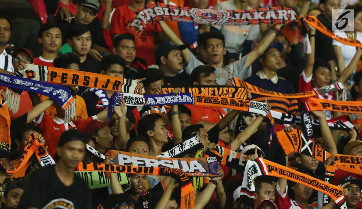 Suporter tim Macan Kemayoran membentangkan syal saat menyaksikan kemenangan Persija atas Arema FC dilanjutan Liga 1 Indonesia di Stadion Patriot Candrabhaga, Bekasi, Jumat (2/6). Persija unggul 2-0 atas Arema FC. (Liputan6.com/Helmi Fithriansyah)