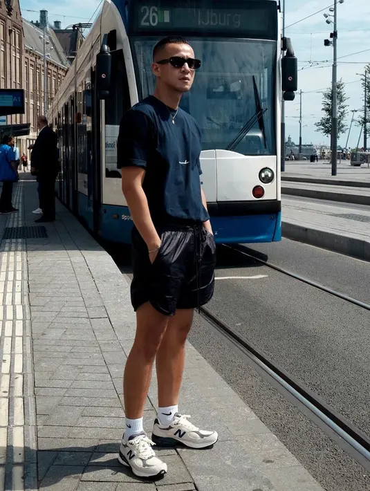 Herjunot Ali tampil dengan gaya sporty saat berada di luar negeri. Kacamata hitam pun tak lepas dari penampilan pria 36 tahun ini. (Liputan6.com/IG/@herjunotali.studio)
