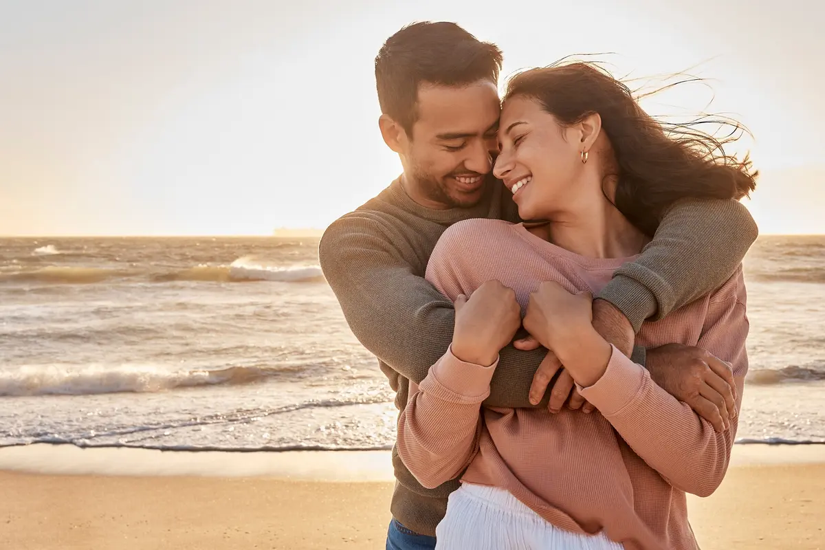 perempuan dan pasangan 25 agustus peluk