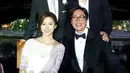 Pertunangan Bae Yong Jun dan Park Soo Jin membuat banyak warganet yang tak terima. Bahkan mereka tega menyebarkan rumor tentang jalinan asmara kedua artis ini. (Foto: dramafever.com)