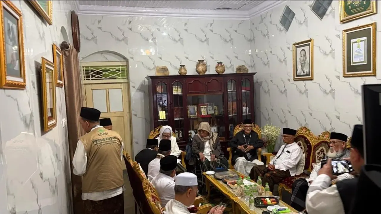 Sembilan anggota AHWA terpilih berkumpul di Ndalem Mbah Wahab untuk menentukan Rais Aam PBNU 2026-2031. (Liputan6.com/Ahmad Adirin)
