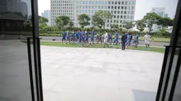 Latihan Persib digelar di lapangan kecil di kompleks hotel tempat mereka menginap, Minggu (18/10/2015) pagi WIB. (Bola.com/Vitalis Yogi Trisna)