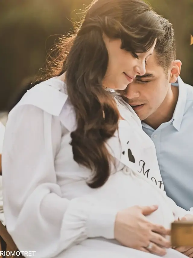 Fotografer Rio Motret mengumumkan jenis kelamin anak Asmirandah (https://www.instagram.com/p/CF9sBOmg9nu/)