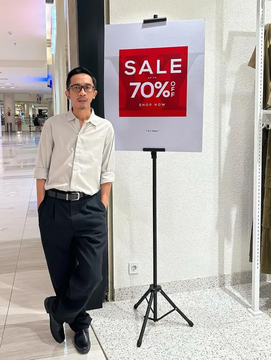 Lagi, penampilan Aming mengenakan kemeja abu-abu muda lengan panjang dipadu dengan celana panjang hitam, belt, dan alas kaki yang juga berwarna hitam. [Foto: Instagram/amingisback]