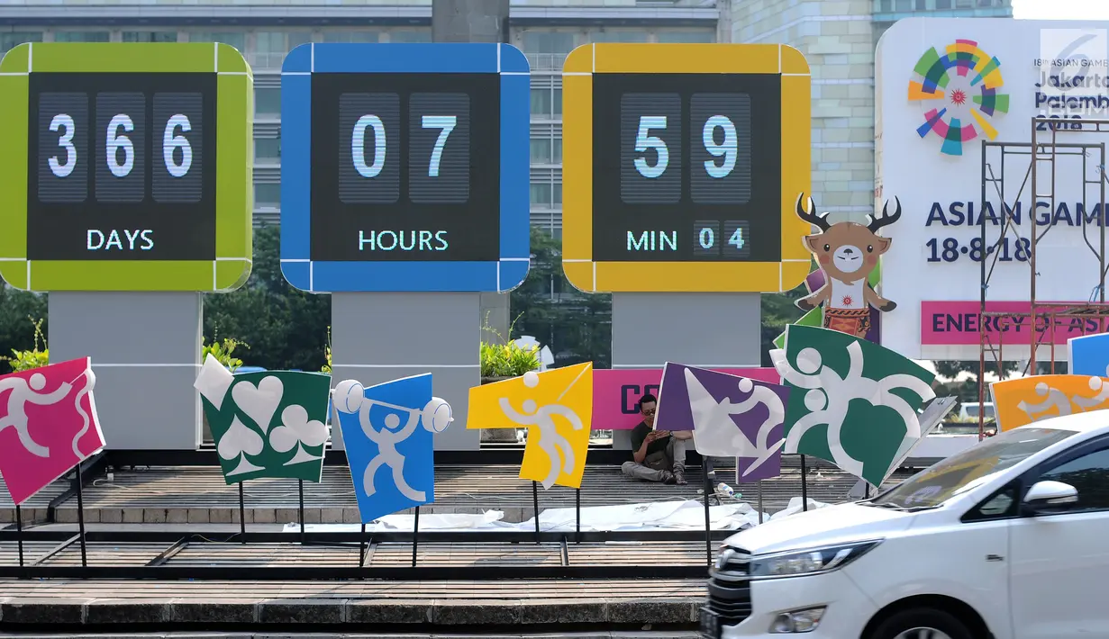 Papan waktu hitung mundur pelaksanaan Asian Games 2018 di kawasan Bundaran Hotel Indonesia, Jakarta, Rabu (16/8). Jelang peluncuran hitung mundur Asian Games 2018 pemasangan karakter cabang olahraga dipercepat. (Liputan6.com/Helmi Fithriansyah)