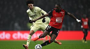 Bek muda Rennes, Jeremy Jacquet (kanan). (AFP/Lou BENOIST)