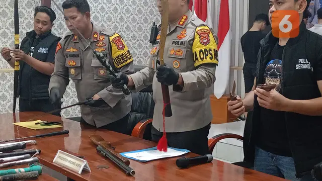 Kapolresta Serkot, Kombes Pol Sofwan Hermanto, Menunjukkan Senjata Tawuran Milik Geng Motor. (Sabtu, 18/05/2024). (Yandhi Deslatama/Liputan6.com).