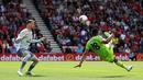 <p>Pada menit ke-27, Dominik Solanke mencoba untuk samakan skor untuk Bournemouth. Namun tembakannya usai manfaatkan umpan Smith masih bisa ditepis De Gea. (Adrian DENNIS/AFP)</p>