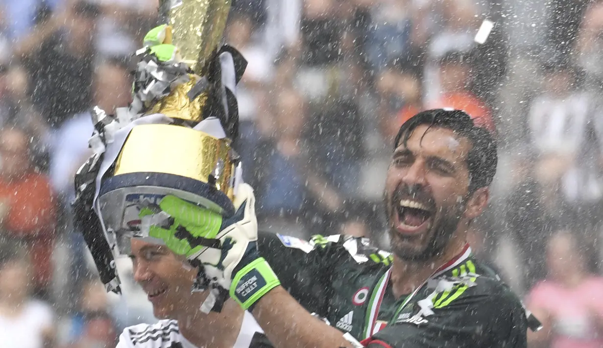 Kiper Juventus, Gianluigi Buffon, mengangkat trofi usai melawan Verona pada laga Serie A Italia di Stadion Allianz, Turin, Sabtu (19/5/2018). Laga ini menjadi yang terakhir bagi Buffon setelah 17 tahun membela Juventus. (AFP/Andreas Solaro)