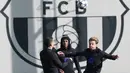 Diketahui, kedua tim sama-sama tampil konsisten di liga domestik, namun masih tertahan di papan tengah klasemen Liga Champions musim 2025-2026. Tampak dalam foto, penyerang Barcelona asal Polandia, Robert Lewandowski; bek Barcelona asal Prancis Jules Kounde; dan gelandang Barcelona asal Belanda, Frenkie De Jong (dari kiri ke kanan)  mengikuti sesi latihan jelang matchday 5 Liga Champions 2025-2026 melawan Chelsea di lapangan latihan Joan Gamper di Sant Joan Despi, pada Senin 24 November 2025. (Lluis GENE/AFP)