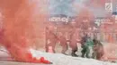 Prajurit Satgultor TNI melakukan skenario pembebasan sandera ketika simulasi penanganan teror di Hotel Mercure Ancol, Jakarta, Selasa (9/4). Sejumlah tim elit diterjunkan dalam melumpuhkan teroris yang dipersenjatai dengan senjata api dan alat peledak. (Liputan6.com/Johan Tallo)