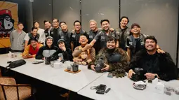 Anggota geng motor Bedain yang mengenakan kostum monyet sukses membuat netizen gemas dan tertawa. Kehadiran Andhika Pratama dan Dikta yang tidak masuk dalam kedua geng juga menjadi daya tarik tersendiri, menambah keseruan dan kehebohan acara bukber. (Liputan6.com/IG/@andhiiikapratama)